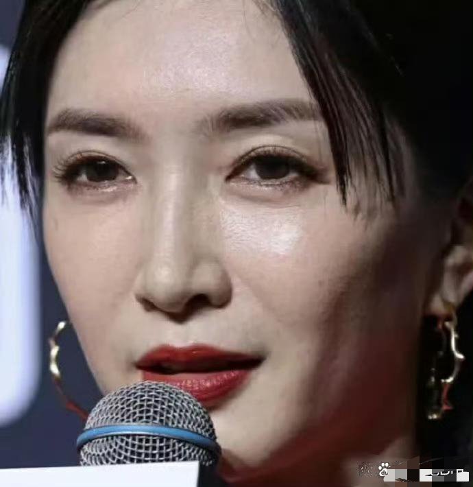 江疏影的脸和手看起来不像一个年纪的，这是光保养脸去了…… 