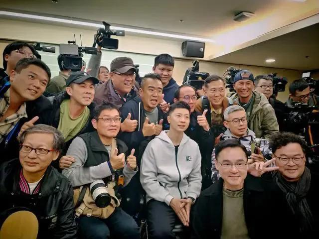 血浓于水，心心相印。“应马英九基金会之邀访台，谦虚自持、温润如玉的特质，迅速卷起