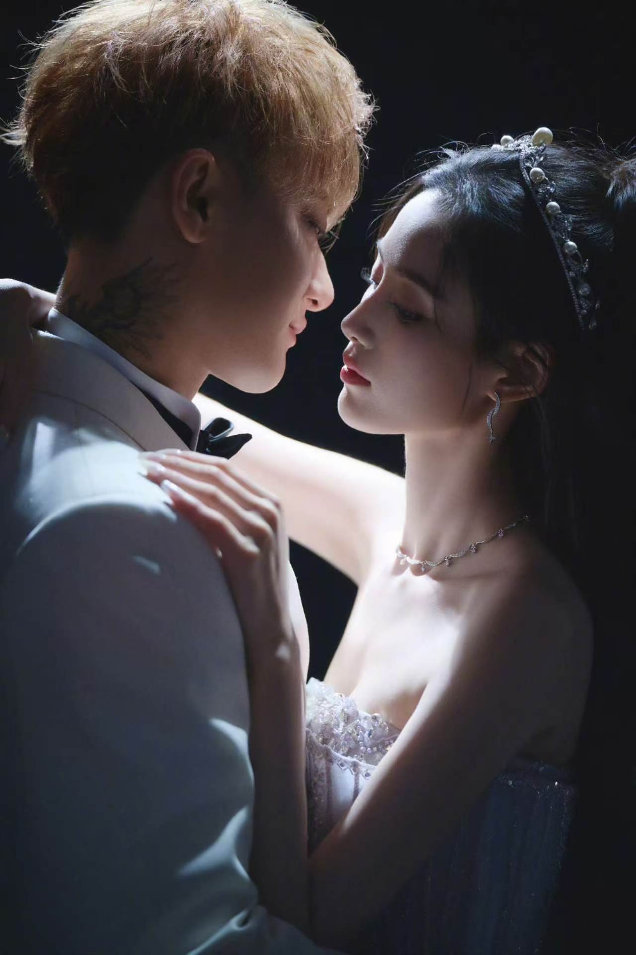 徐艺洋说余宇涵本人和照片不一样偶然的认人小乌龙格外有看点，徐艺洋的直白表述很坦率