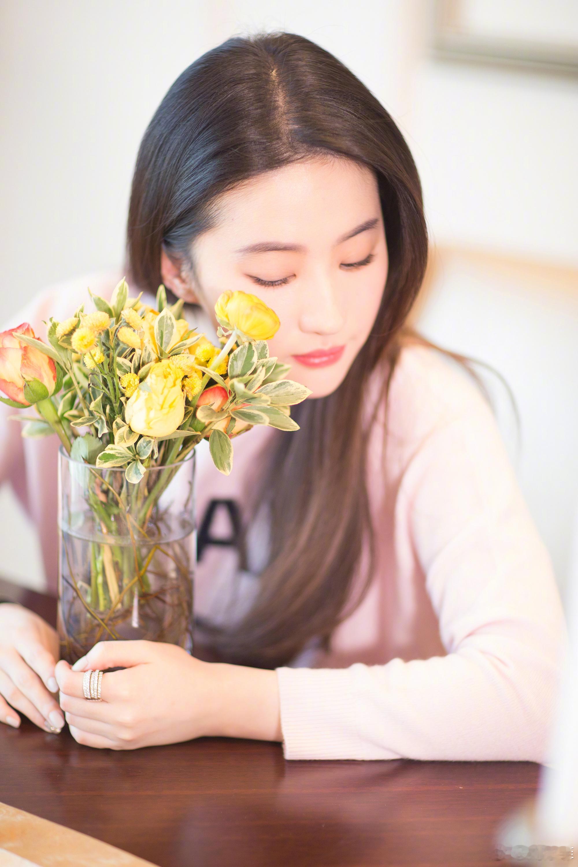 一张图证明以前不流行黄玫瑰8年前刘亦菲路演出发图的捧花里面黄色花材是黄色洋牡丹花