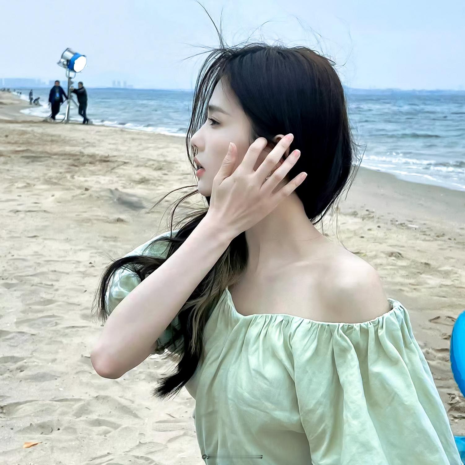 ·白鹿王韵娜 ·白鹿开到荼蘼 芙蓉不及美人妆，水殿风来珠翠香