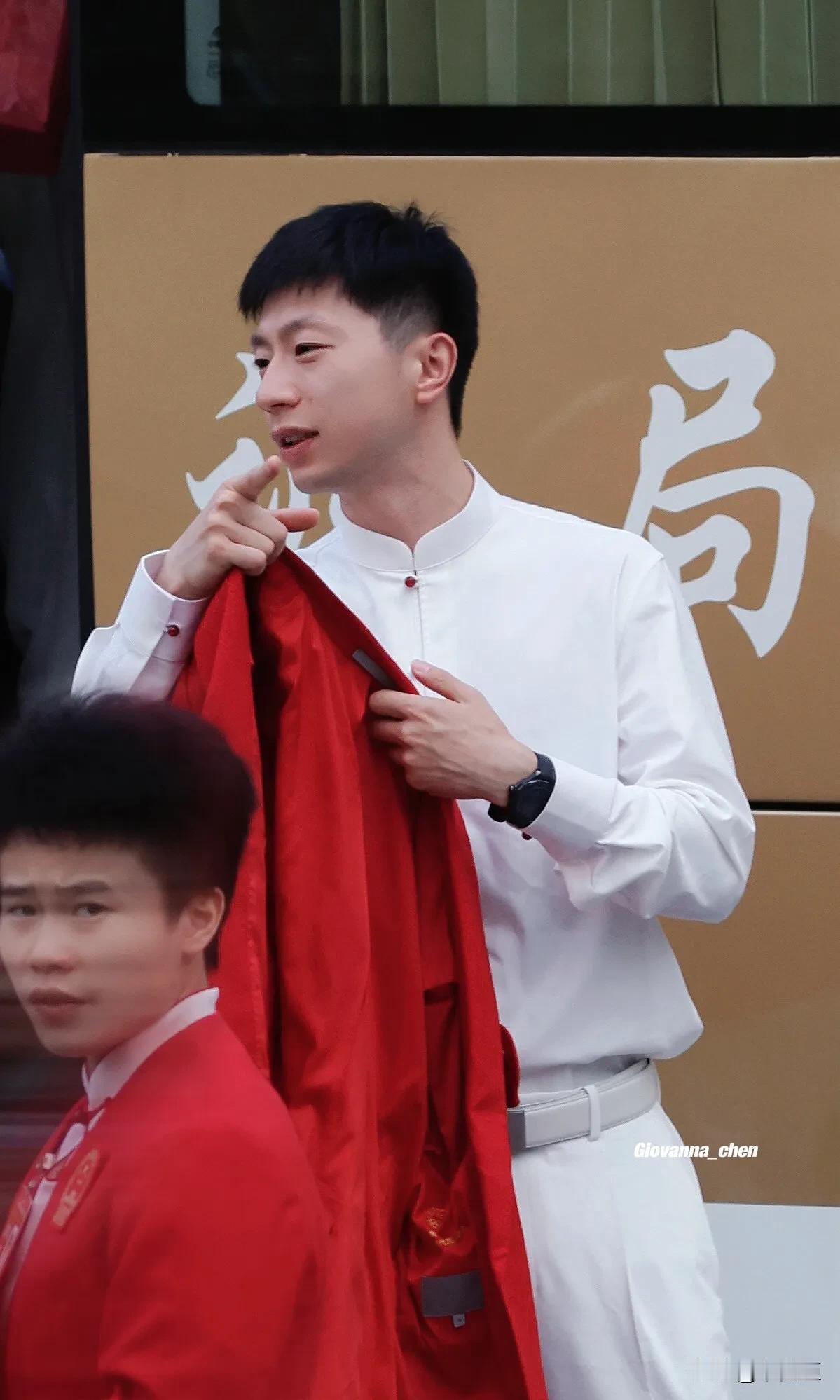 吾日三省吾身 
马龙已婚已婚已婚 
        两娃两娃两娃

龙队这一身白