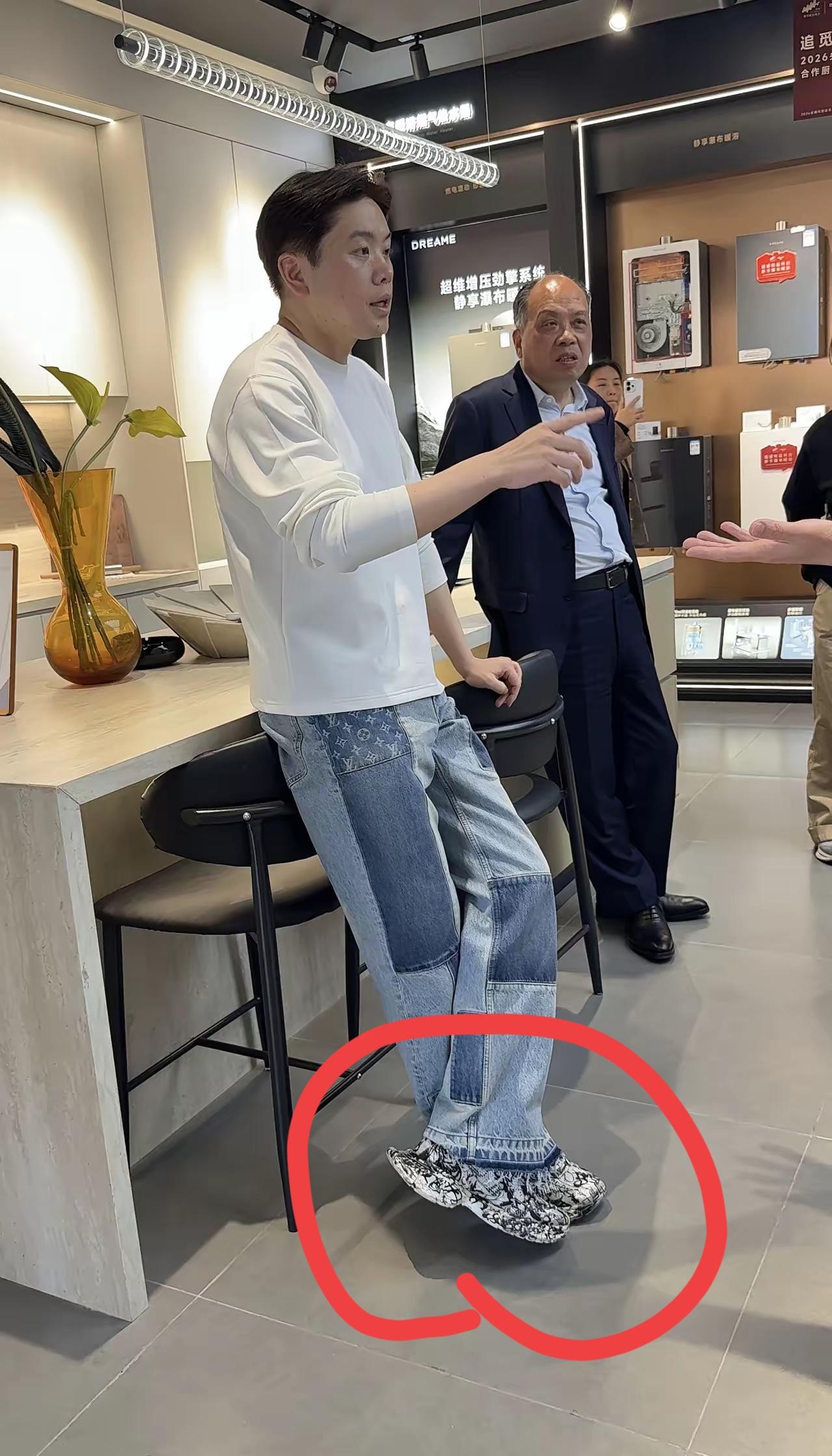 俞浩穿的鞋子是什么牌子的？颜色挺好看