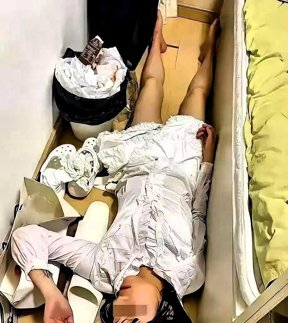 苏州一个麻醉科医生，叫邱小强。
他花了整整两年，每天都在妻子顾苏的咖啡里，加一点