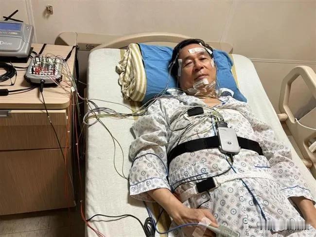 台独分子陈水扁自曝躺卧病床照片 
惨不忍睹
陈水扁因为罹患重度睡眠呼吸中止症，每