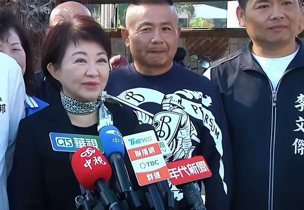 卢秀燕这波操作简直把政治精算玩到极致！刚被郑俪文点名夸成“太阳”，她反手就蹭上蓝