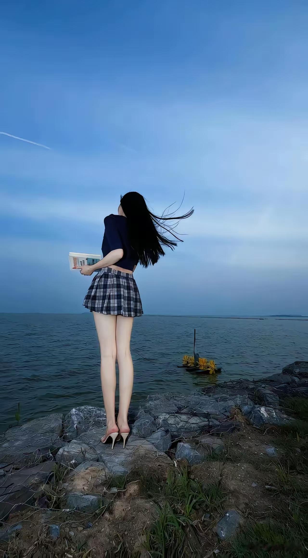 塞鸿秋·临海闲怀
沧溟日暮烟光柔，
凉风吹散闲愁旧。
凭栏静对江汀秀，
幽衫淡影