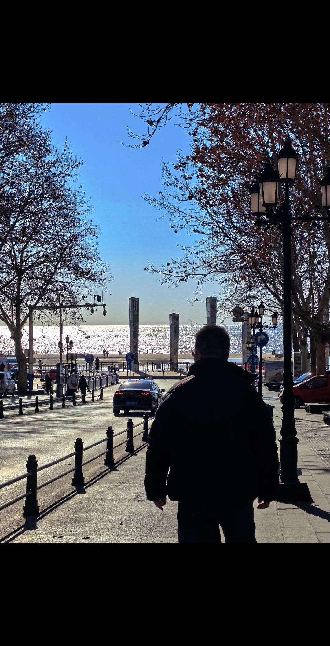 电影《冈仁波齐》幕后花絮中有这样一段话：“这个世界上没有什么生活方式是...