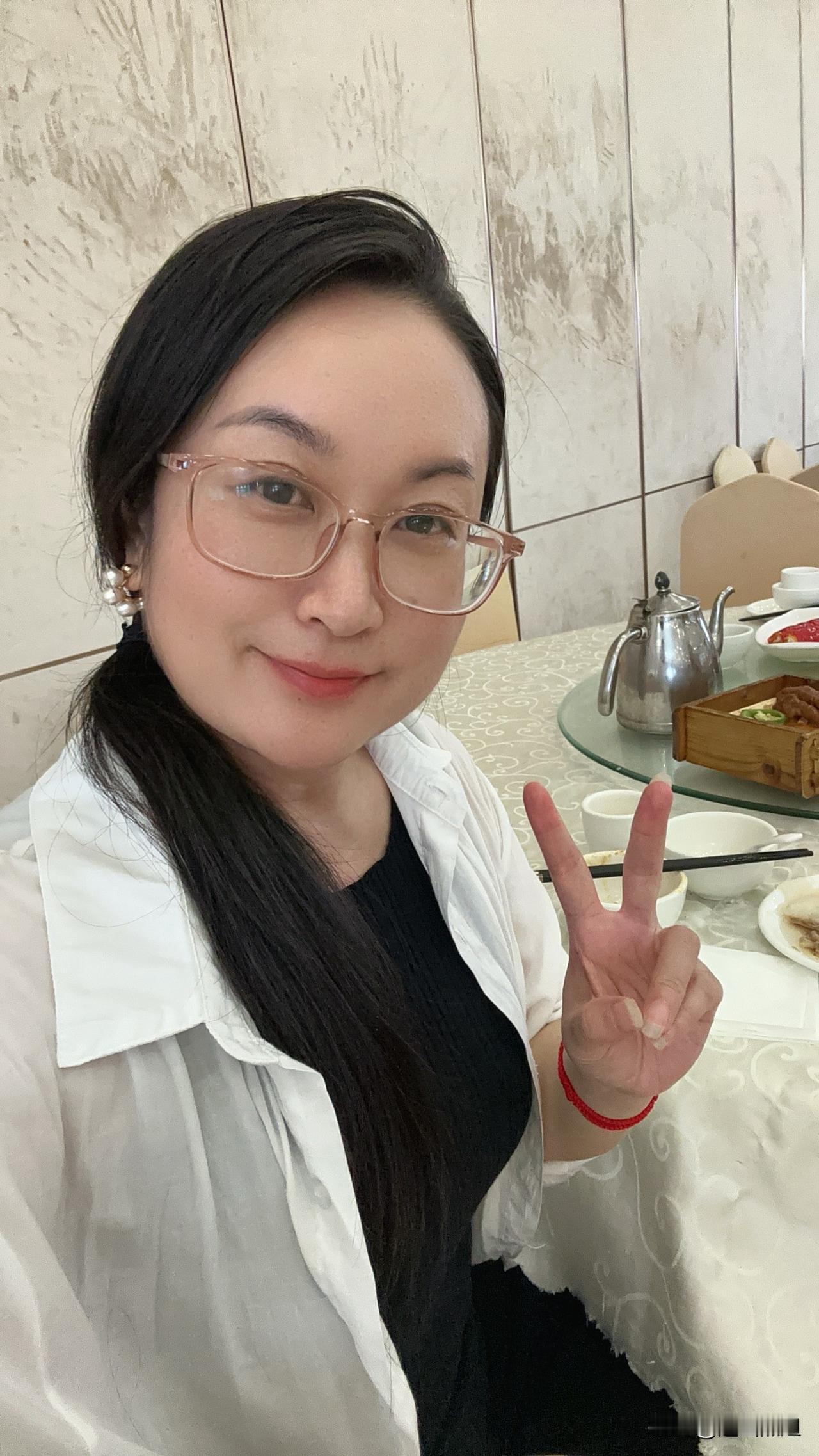 我老板大气吧？英德市茶楼，两个人吃六样东西，我一样吃一个就饱了[呲牙][呲牙]，