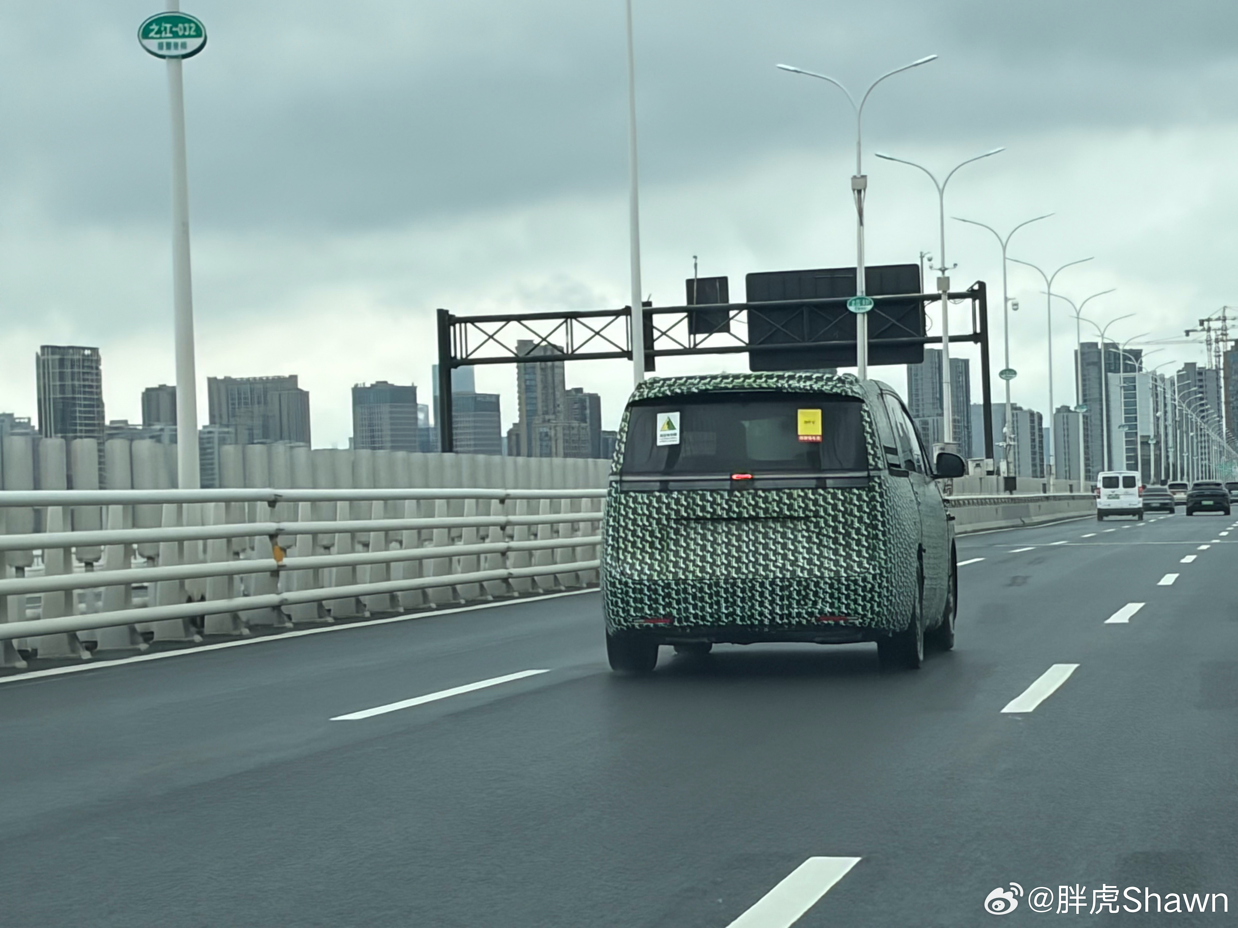 零跑d99 带着伪装，这个后贯穿尾灯也很有辨识度 