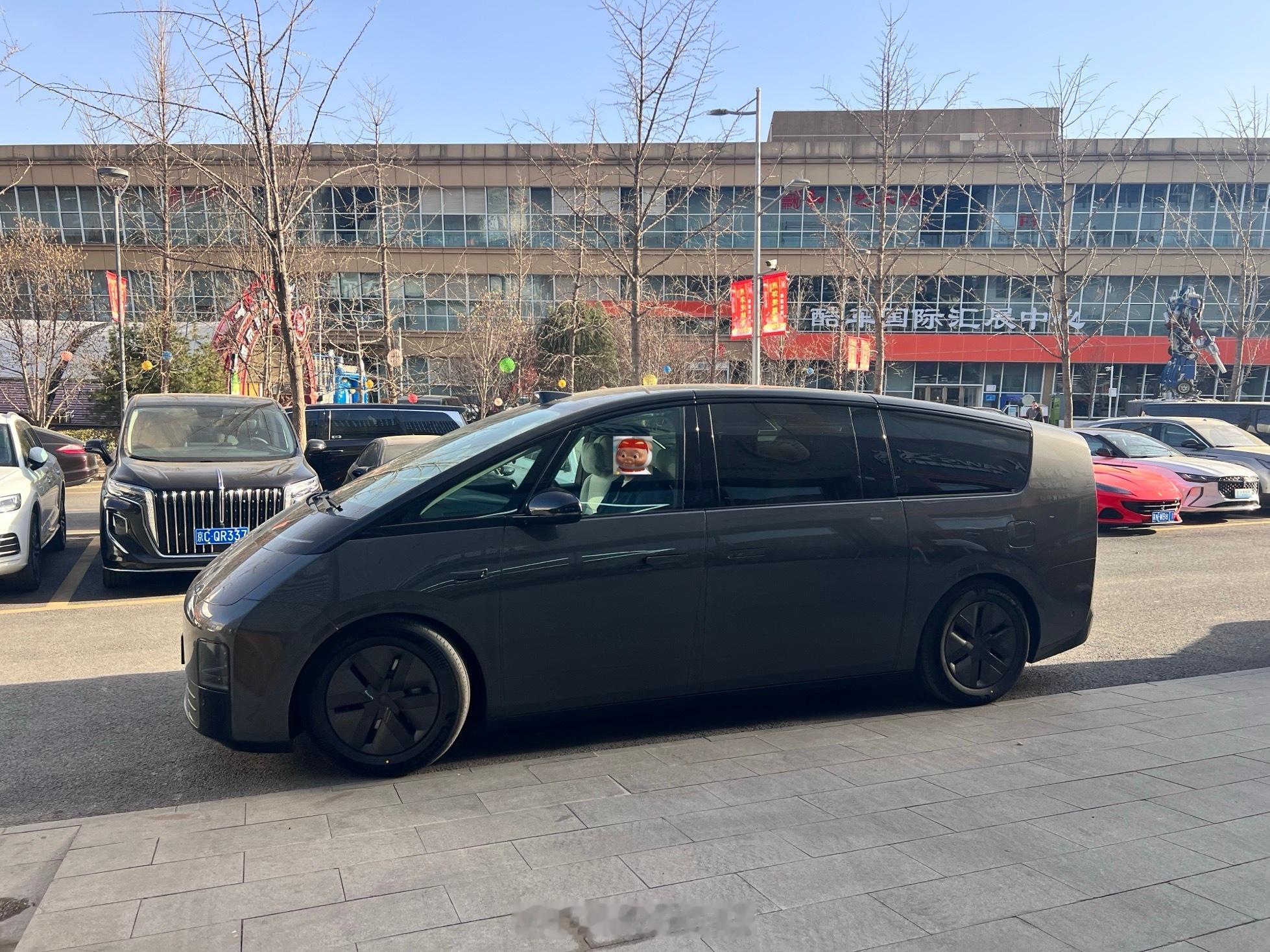 理想MEGA提车到店  ​​​