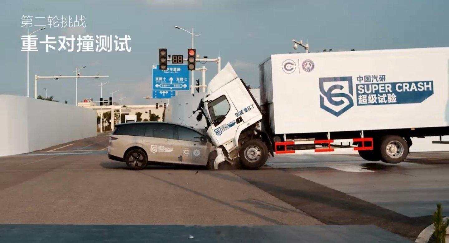 理想i8超级安全碰撞测试我们买车的第一想法肯定是安全第一，那理想i8确实用实力证
