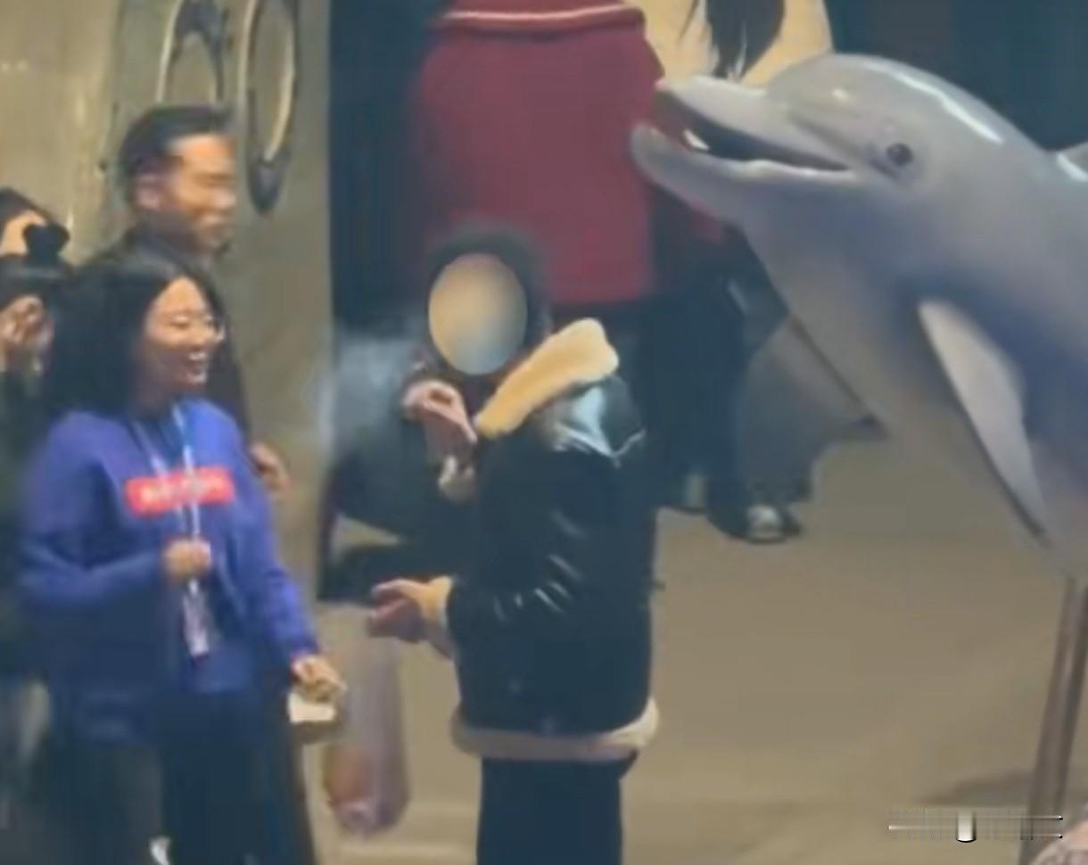 白鲸成“正义使者”！男子海洋馆抽烟不听劝，被鲸鱼从背后浇透太解气
 
家人们谁懂