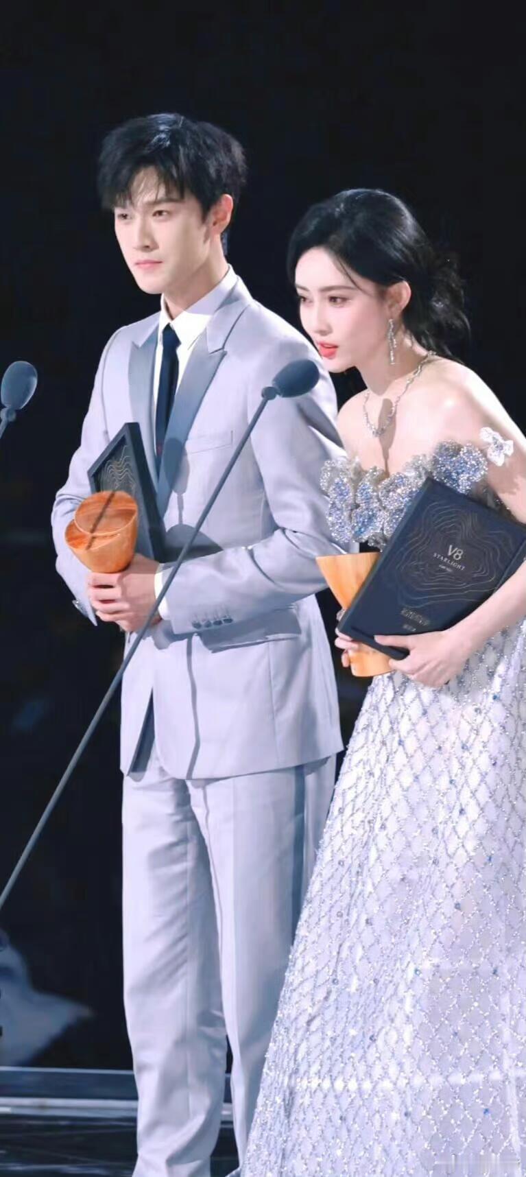 何老师还是太懂剧宣了 何老师把剧宣玩明白了，看完优秀案例给孟子义定目标，网友坐等