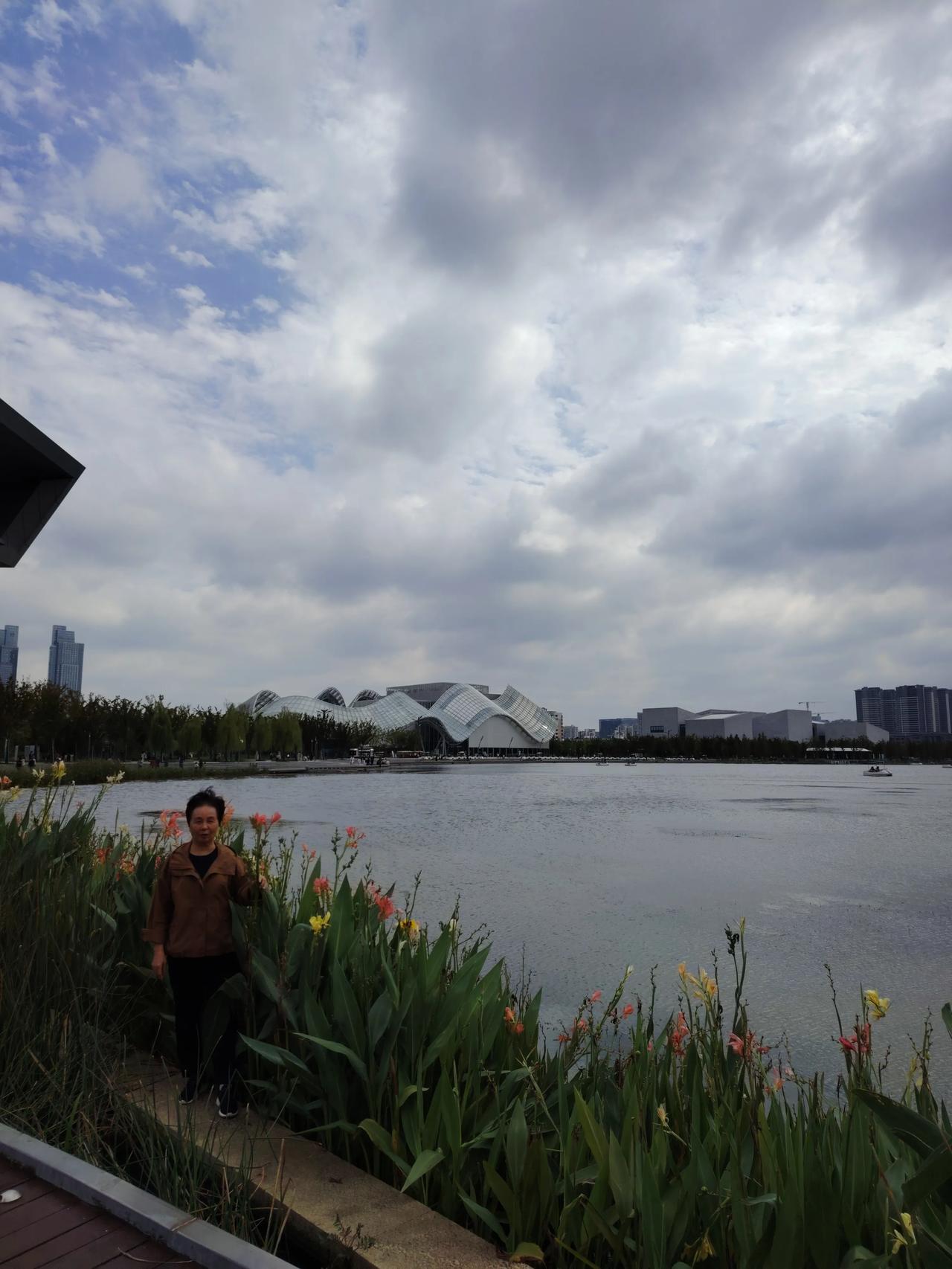 “济南icon火了！”买菜老人错过末班车，深夜露宿街头！男子看到后很同情老人，拍