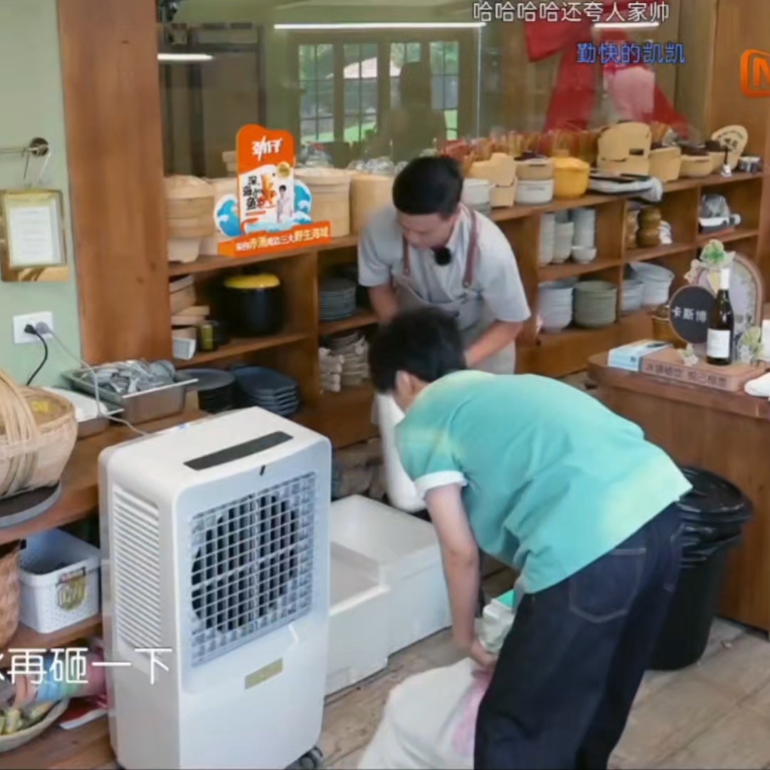 猫儿这个有力气，按冰块的密度这么一袋得老沉了，我看的时候其实一直很担心小凯凯被撅