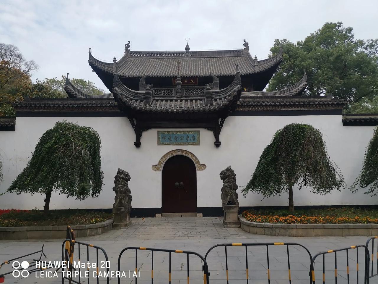 采石矶风景区
外酥里嫩，
鲜香四溢。
长沙臭豆腐，
炸面筋，
大肉串，
炸年糕。