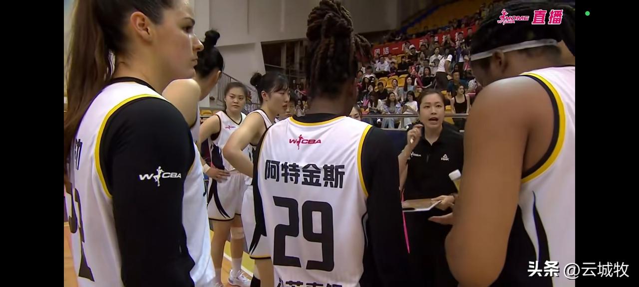 有郑薇教练指挥东莞女篮，江苏女篮季后赛的首场客场之旅不好打，陈晓佳要加油啊！
恐