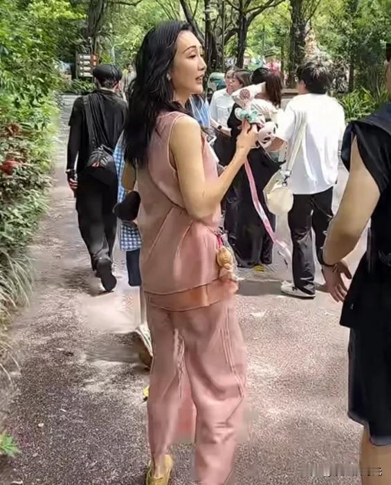 有人景区偶遇王鸥，听到叫喊她回眸一笑，网友直呼太美了。

网友:王鸥身上这套“露