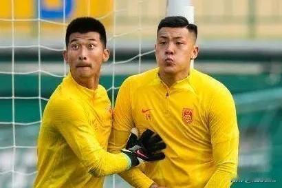 没学到精髓，刘殿座你这是偷师王大雷吧？别用手啊，哪怕用脚都行，结果演砸了，被裁判