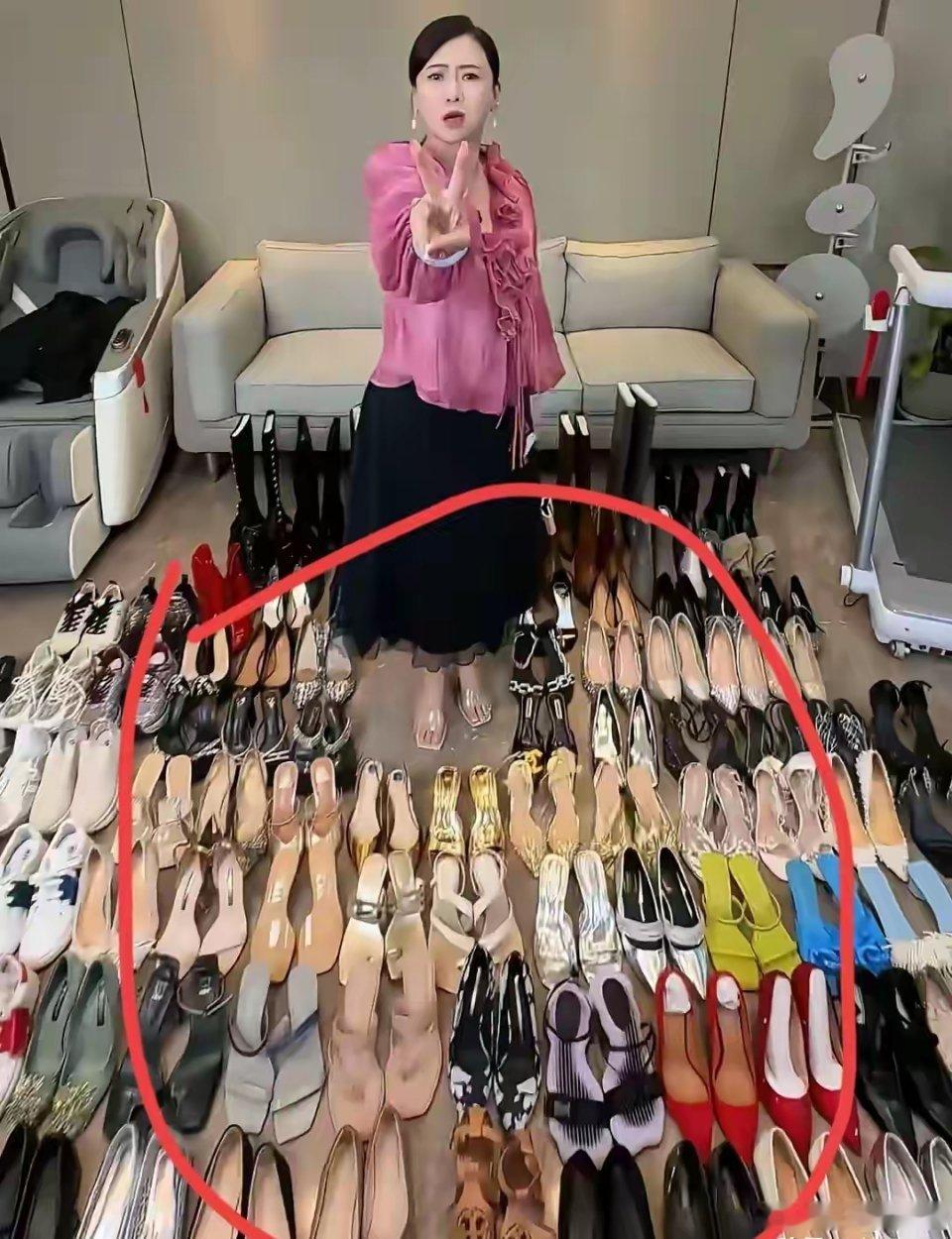 翁虹这么多高跟鞋出门是不是有选择困难症？不知道穿哪双出门好 