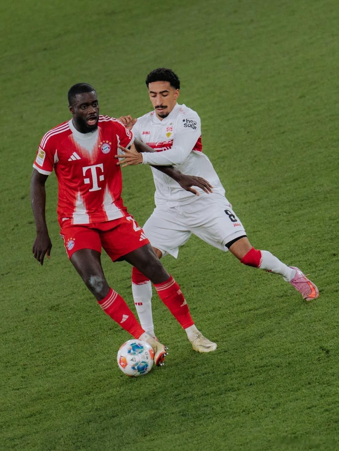 🚨拜仁慕尼黑已向達約特·烏帕梅卡諾提出報價，但這不會是最終報價。若法國後衛仍有