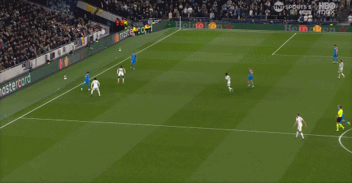 比赛第51分钟，热刺在中场抢断后，格雷发起快速反击，西蒙斯一脚远射，直击球门右下