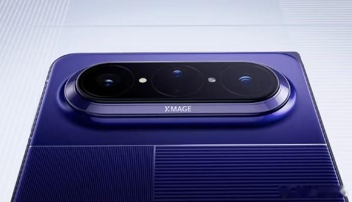 全球首款大阔折正式发布华为阔折叠切大号了华为大阔折震撼登场，超大折叠视野拉满，轻