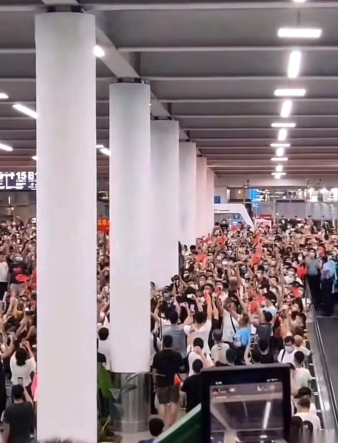 他们说，她是英雄，替我们扛下了一切。
我当时正刷着手机，人有点懵。
尤其看到那个