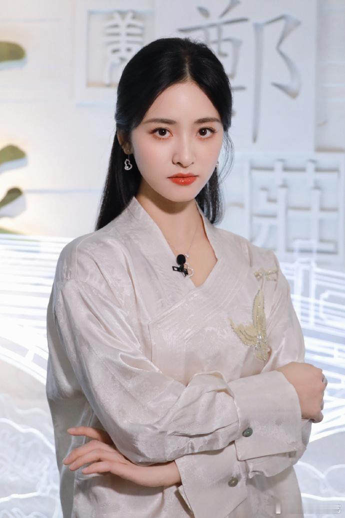 沈月黑长直别有滋味沈月黑长直别有滋味，真的好曼妙呀，搭配了月白色的新中式的上衣，