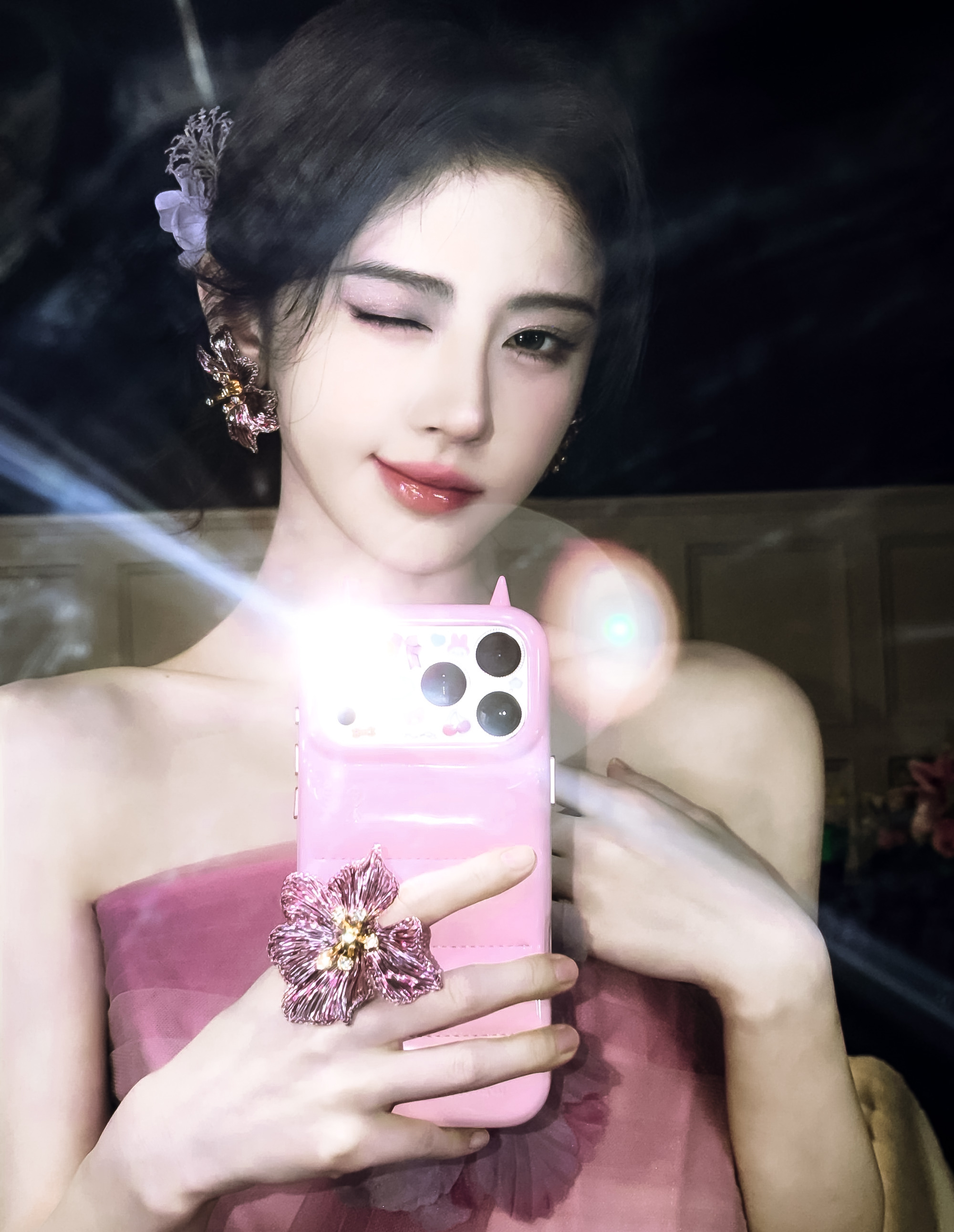 鞠婧祎晒对镜闪光灯自拍太漂亮 