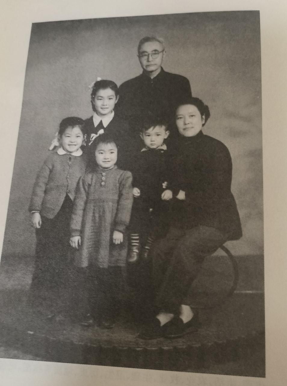 顾颉刚一生的三段婚姻

 
继续看《顾颉刚自传》，顾颉刚生于1893年，60岁为