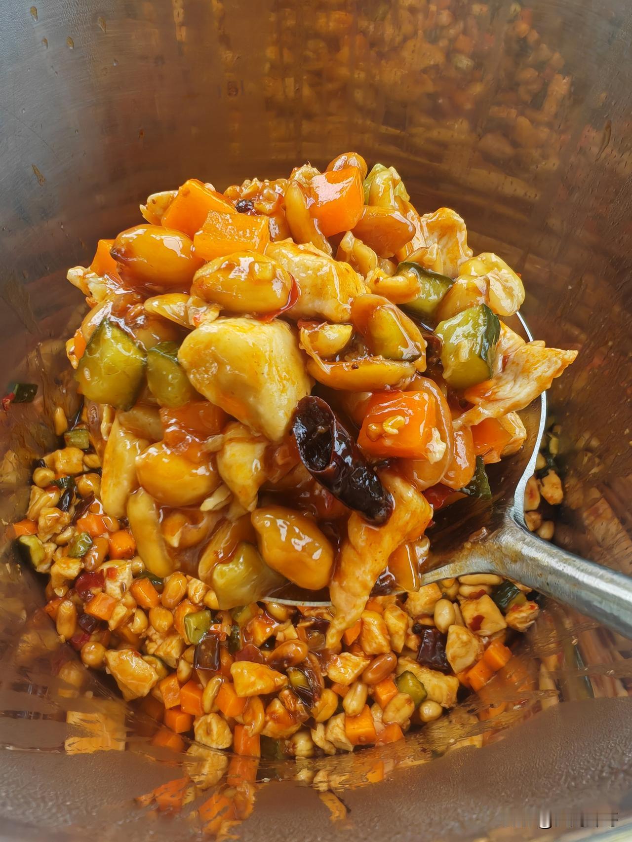 东北盒饭今日菜品：红烧肉、宫保鸡丁、酱烧茄子、白灼上海青。今天推荐宫保鸡丁和酱烧