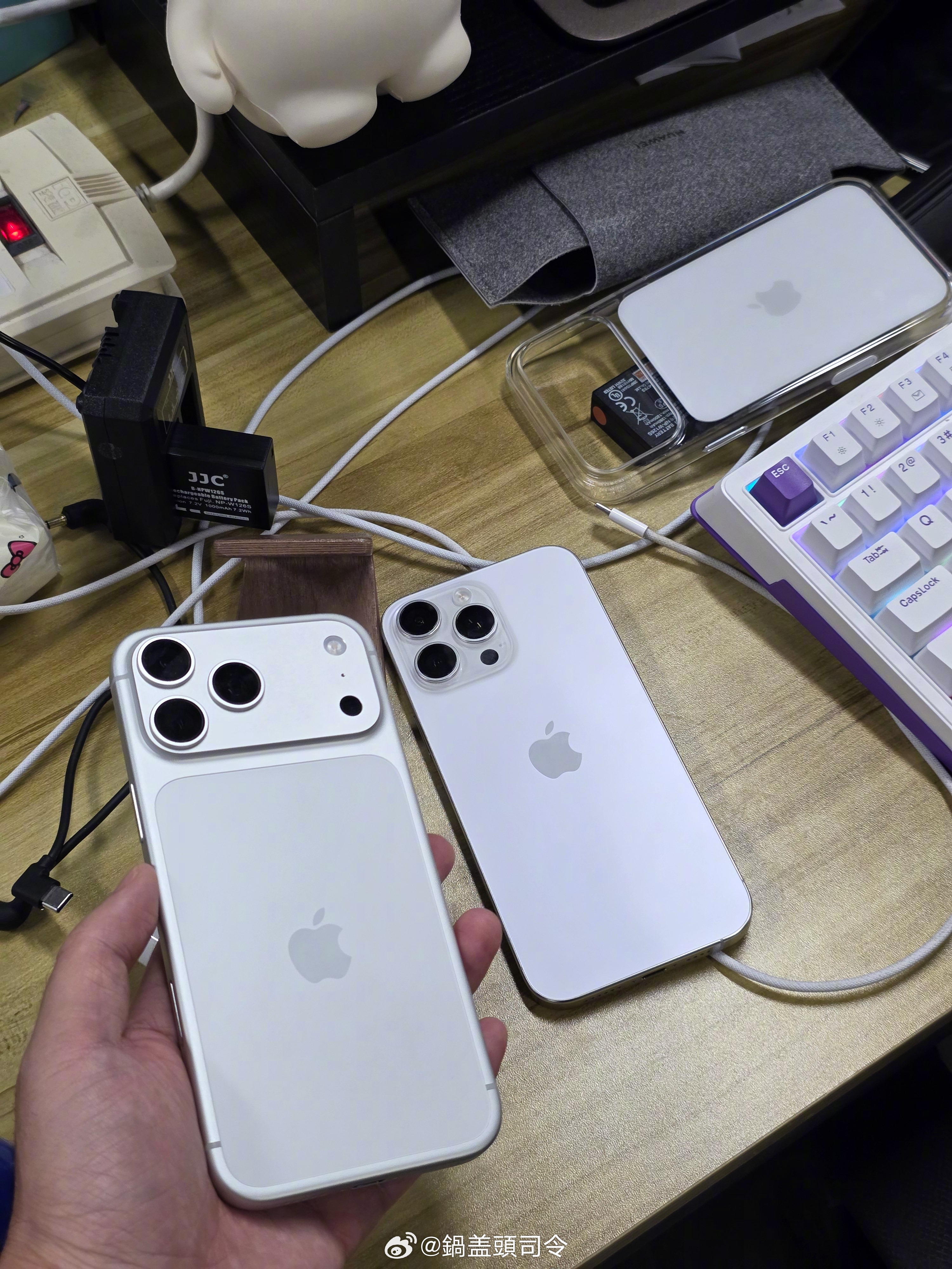 我同事第一时间就拿到iPhone17pm用上了[允悲]，我刚才试了时候，比16p