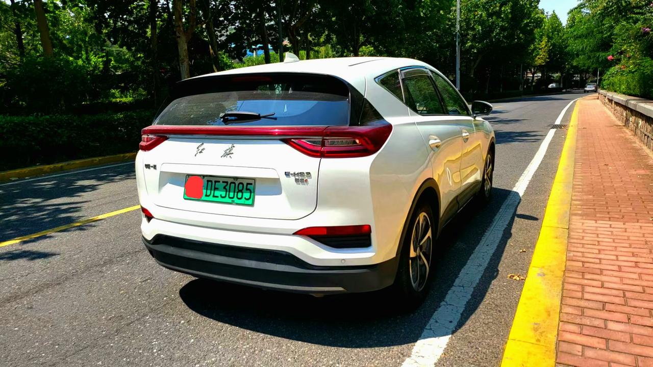 （难得一见的红旗纯电）很佩服当年第1批吃纯电车螃蟹的勇气。这车现在电池衰减已经到