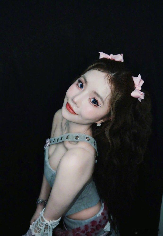 安崎脱鞋是下楼乘风2026看穿镜头小心思还幽默回应，安崎又机灵又可爱 