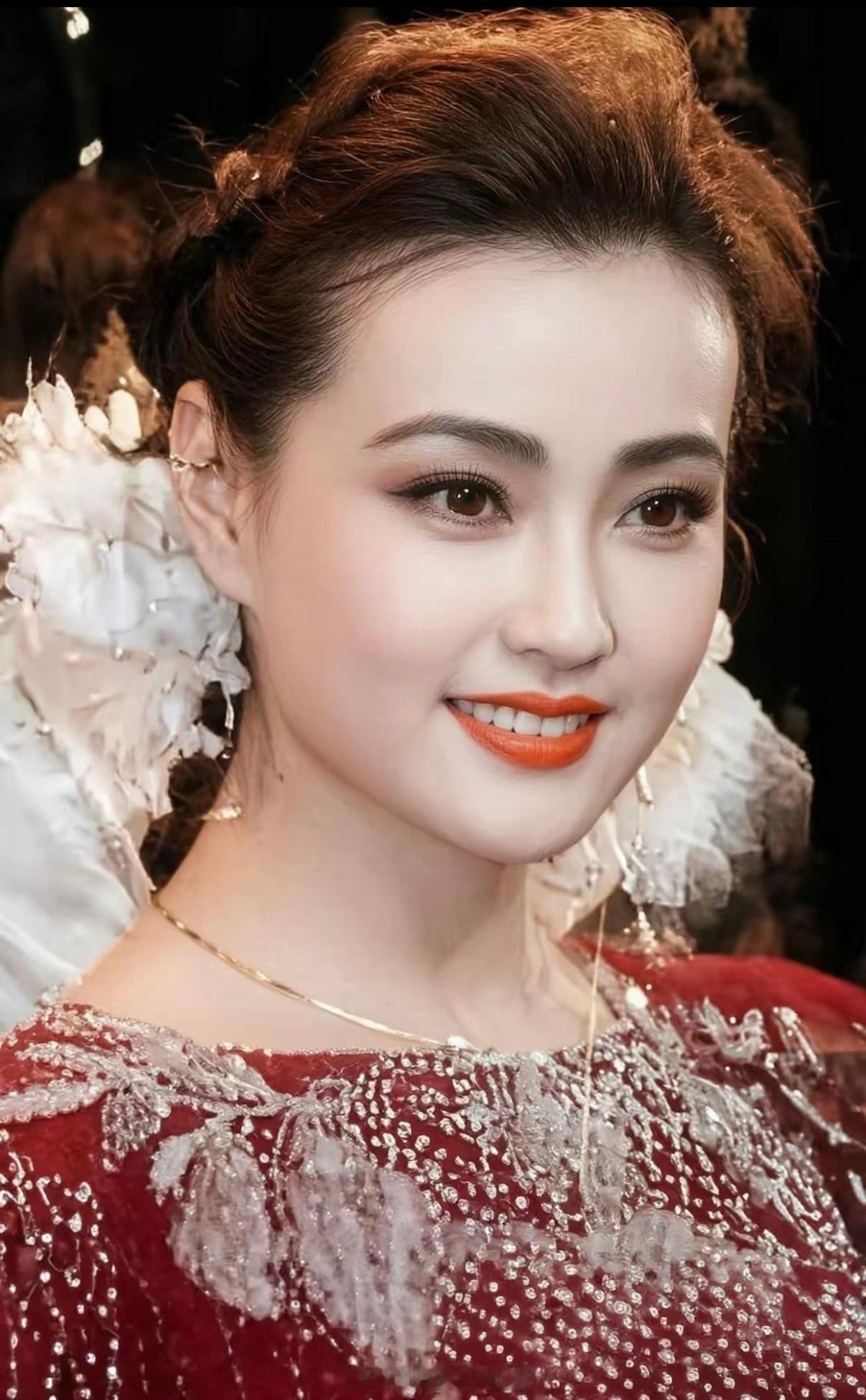 刘晓庆拍这张照片的时候已经四十六岁了，是她出席内地大型群星庆典晚会的留影。脸蛋还