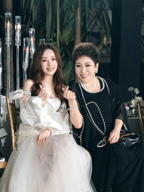 我想说，郭碧婷活得好通透！

一个女人，结婚后难得清醒。

她和丈夫，两人虽然长