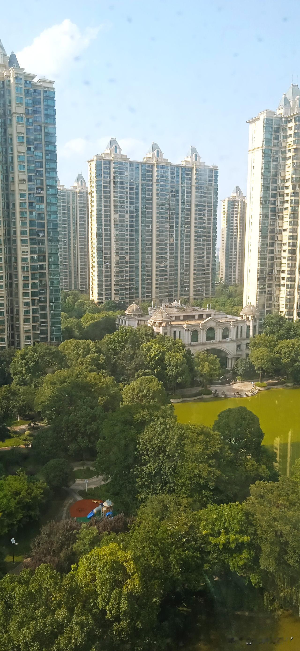 烈日炎炎似火烧
骄阳灼烤知了叫
热浪滚滚汗如雨
来阵凉风试可否