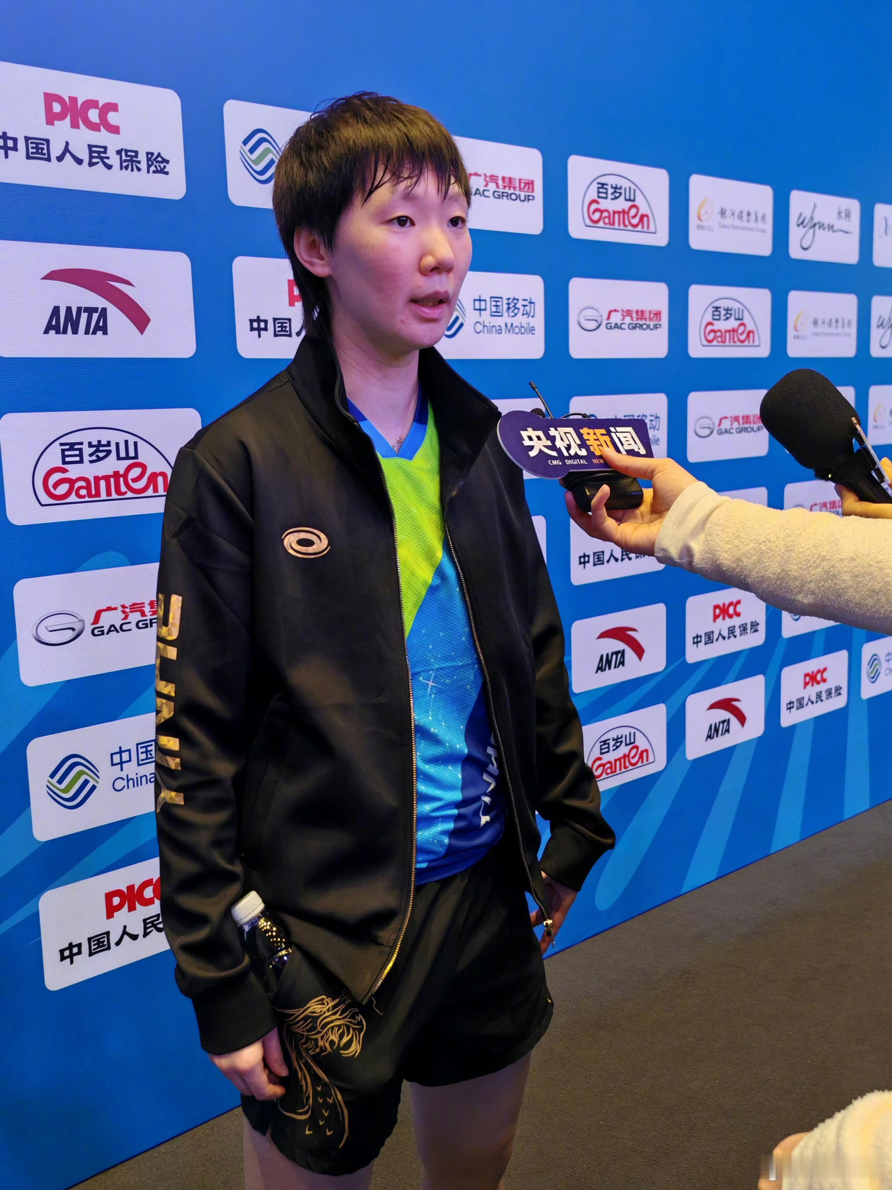 依旧裤兜里揣水瓶的可爱咪🥰 