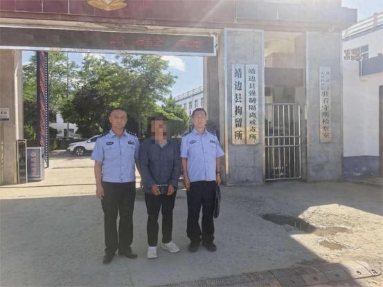 陕西靖边，一50多岁农民看一片“荒地”长了杂草，便开上四轮旋耕机轰轰烈烈翻了几天