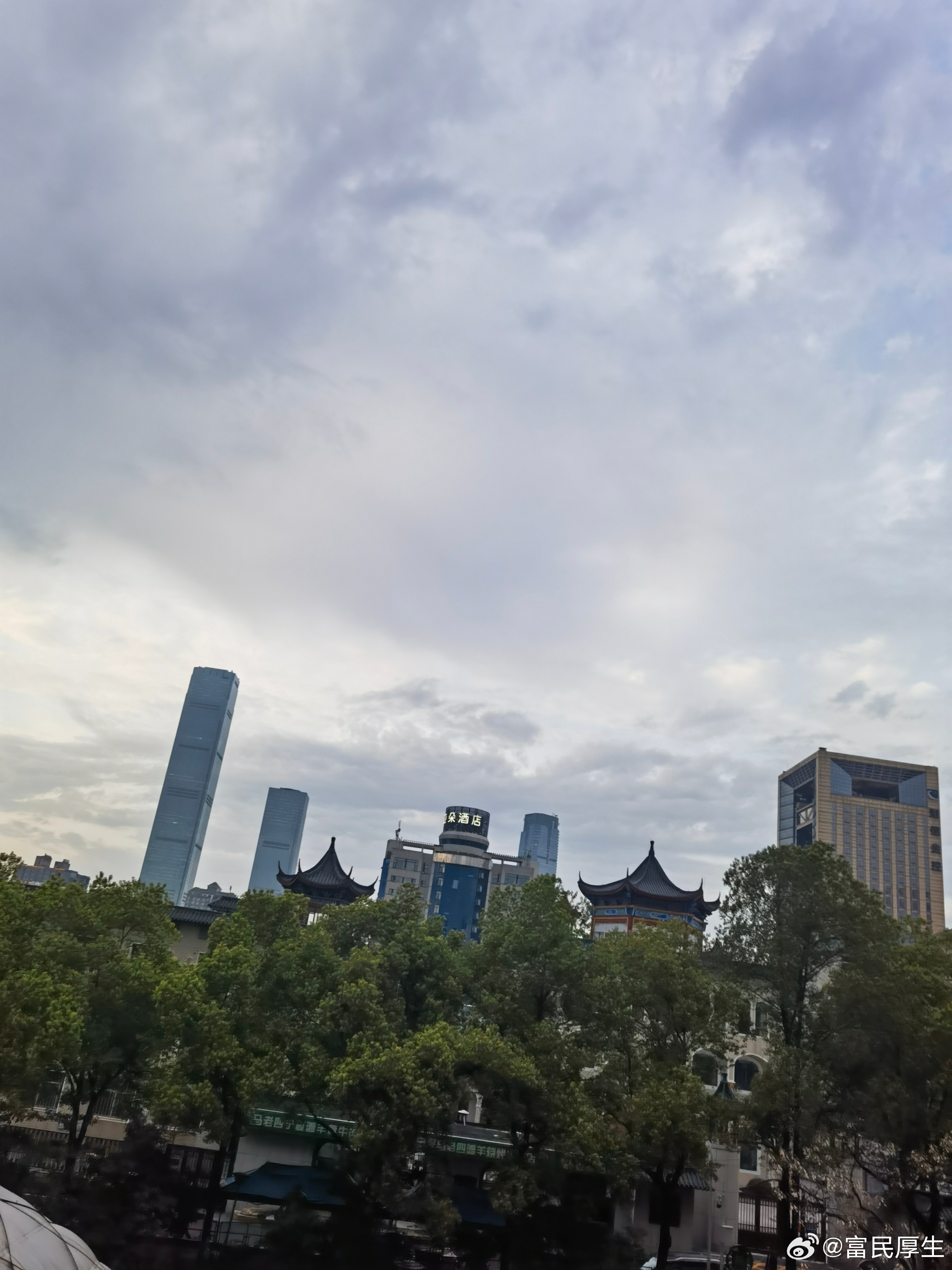 鹧鸪天·寒食归乡五十二度清明风，公溪水响乱石中。桃李笑尽前朝雨，杏花犹带旧年红。