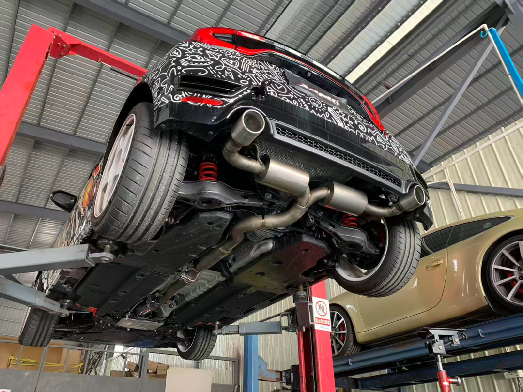 原厂排气用久了尾鼓受热会生锈，太丑了，换一套静音王FGK，低调不扰民。设计看起来