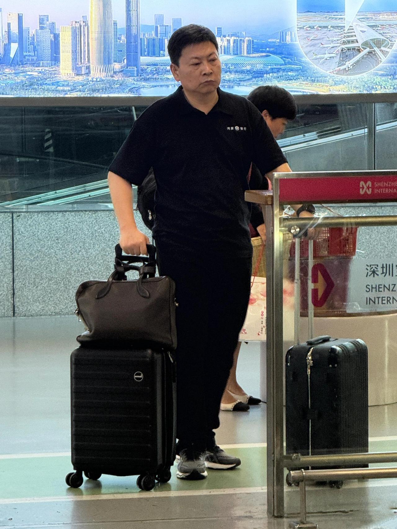 刚刚！余承东现身深圳机场，刚好被网友拍到，图片上来看，余总还是有点疲惫的，毕竟才