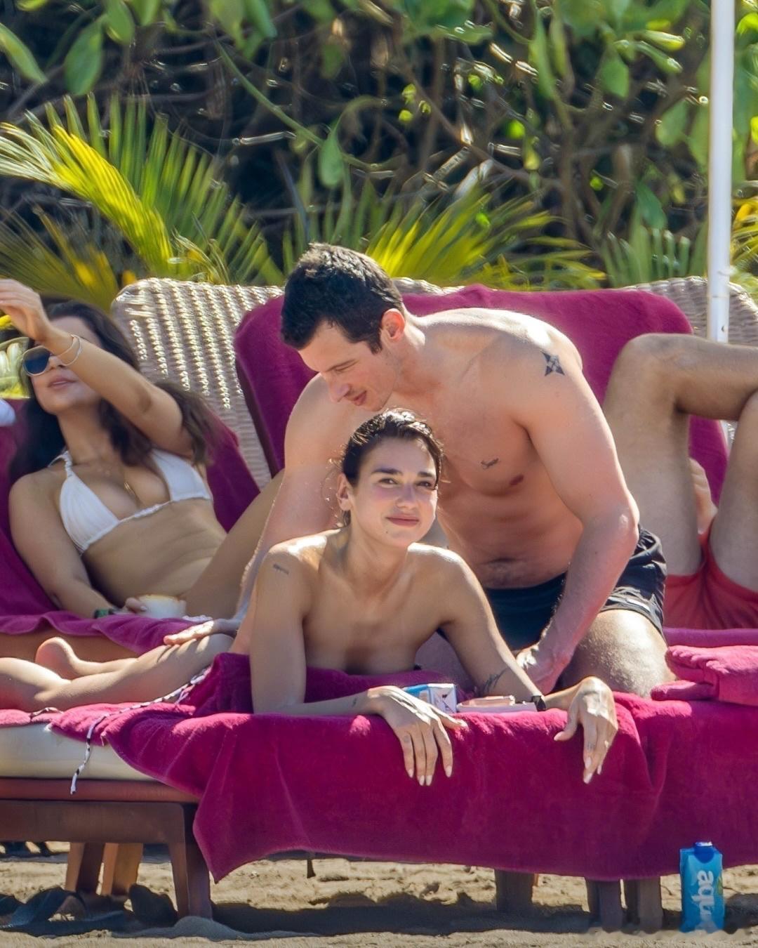 啪姐卡勒姆特纳海边度假dua lipa 近日，“啪姐”杜阿·利帕（Dua Lip