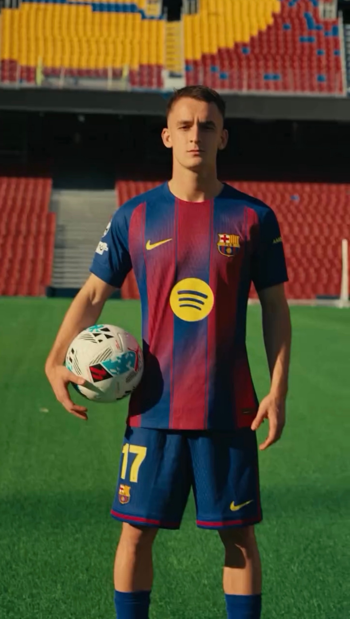 卡萨多更换经纪公司加入门德斯旗下，在诺坎普拍摄宣传照❤️巴萨热点现场至死不渝红蓝