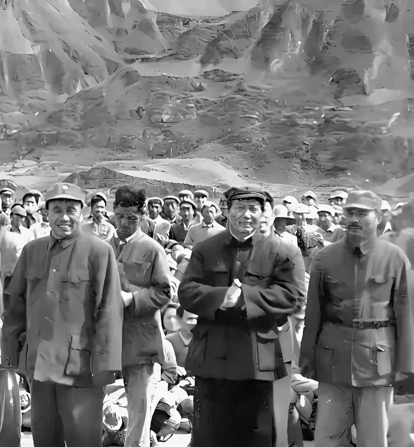 1944年延安老照片刷屏！一眼看懂革命胜利的真正密码
 
一张泛黄的老照片，道尽