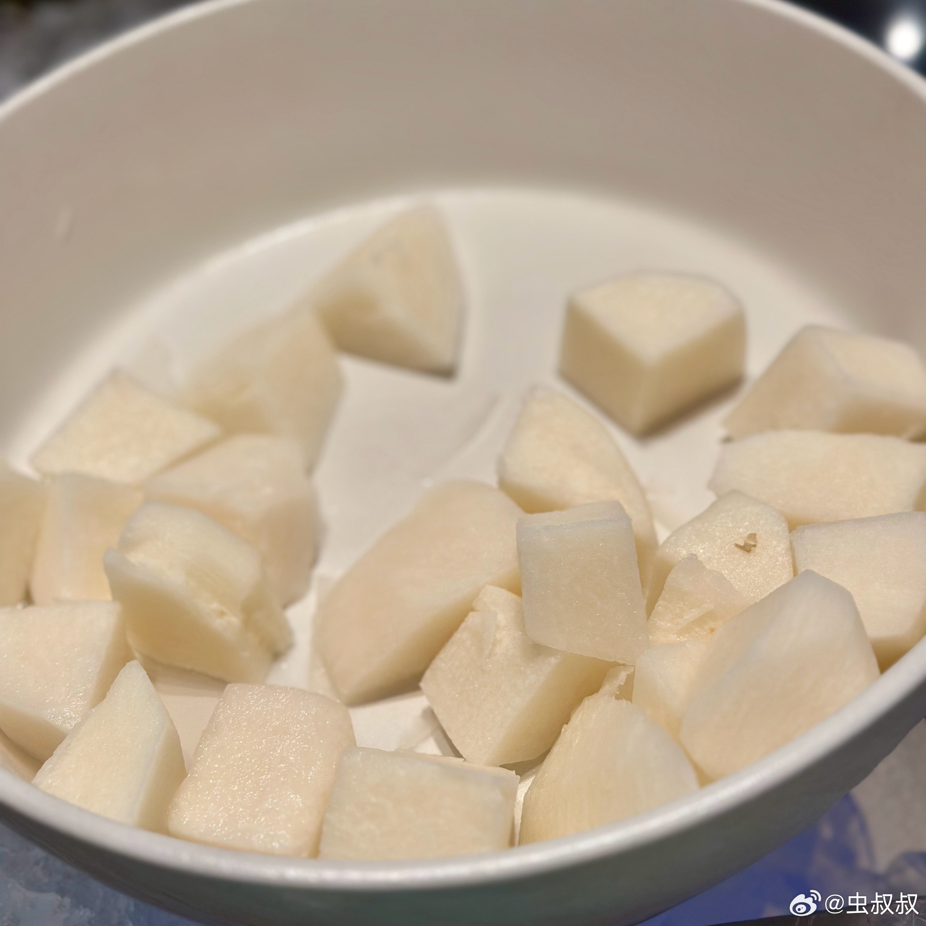 这个地瓜，是我小时候家里唯一的可以敞开吃的“水果”。昨天在路边遇到，还有点想吃。