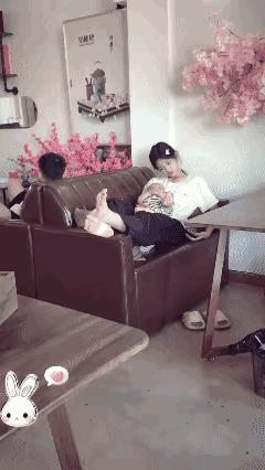 不怪姐姐一脸生无可恋，换谁谁不是！