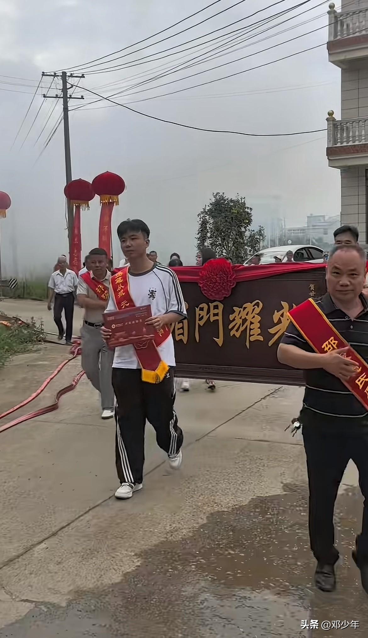 有必要这样吗？孩子考上了国防大学，专门制作一块牌匾写上“光耀门楣”，然后全家敲锣